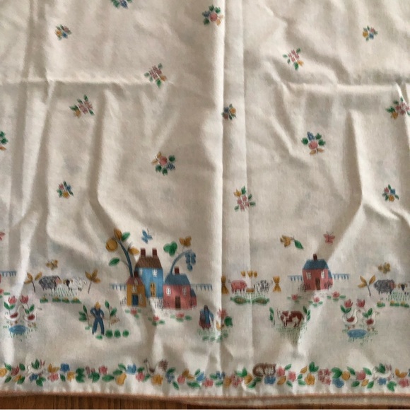 Beautiful Vintage Country/Farmhouse Style X-LARGE Tablecloth - Picture 3 of 6